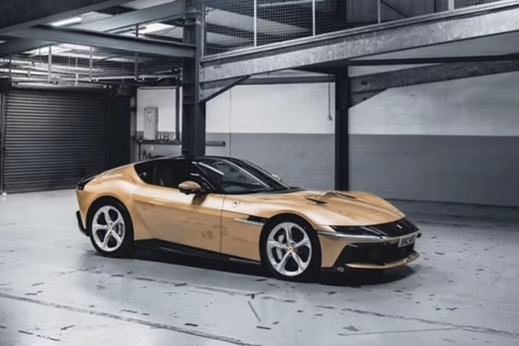 Đây như một dấu ấn gợi nhắc tới di sản thể thao huyền thoại của thương hiệu "ngựa chồm". Tuy đây không phải là chiếc Ferrari đầu tiên trong garage của Shmee150, 12Cilindri vẫn chiếm vị trí đặc biệt nhờ cách cá nhân hóa đầy tinh tế và giàu tính biểu tượng.