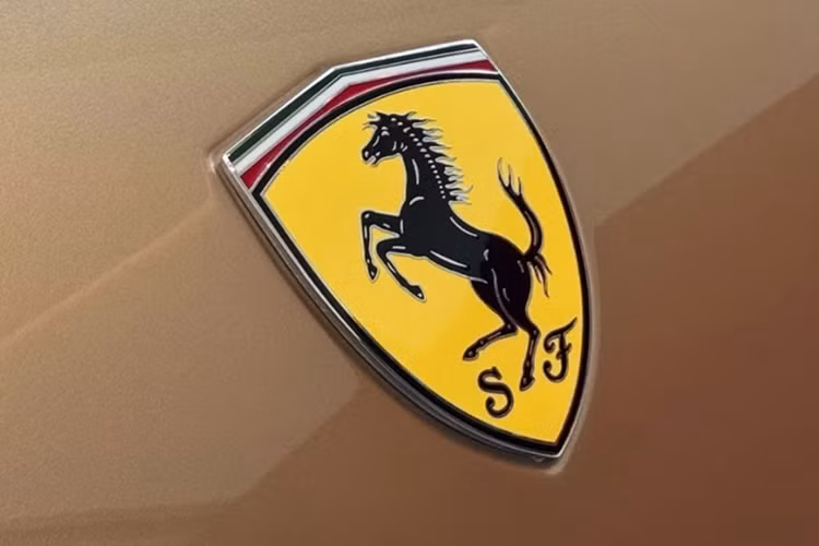 Trái tim của 12Cilindri là khối động cơ V12 hút khí tự nhiên dung tích 6.5L. Cỗ máy này sản sinh công suất cực đại 830 mã lực và mô-men xoắn 678 Nm, kết hợp với hộp số ly hợp kép 8 cấp DCT và hệ dẫn động cầu sau.