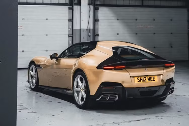 Tại thời điểm ra mắt, mức giá xe Ferrari 12Cilindri có mức khởi điểm là 424.000 USD (hơn 11 tỷ đồng), trong khi phiên bản mui trần Spider có giá lên đến 467.000 USD (12,11 tỷ đồng).