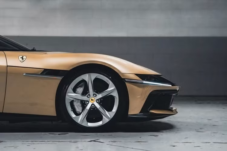 Ngoại thất xe cũng thể hiện rõ ngôn ngữ thiết kế vintage, đặc biệt là chi tiết ốp đầu xe màu đen. Đây là một yếu tố mà Ferrari mặc định và không cho phép khách hàng tùy biến. Thay vì chọn bộ mâm khí động học tiêu chuẩn, Shmee150 quyết định trang bị cho siêu xe của mình bộ mâm 5 chấu cổ điển, sơn xám nhám Matt Grigio Corsa, đi kèm cùm phanh màu bạc, tạo nên tổng thể cân bằng giữa nét hoài cổ và hiệu suất hiện đại.