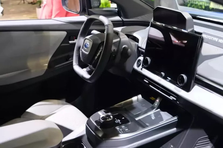 Subaru Trailseeker 2026 sở hữu màn hình cảm ứng cỡ lớn, lên đến 14 inch, tích hợp luôn các nút vật lý để điều khiển điều hòa và núm xoay chỉnh nhiệt độ. Thiết kế này không khỏi khiến người ta liên tưởng đến các mẫu xe sang Lexus đời mới. Ngoài ra, màn hình còn hỗ trợ kết nối Apple CarPlay và Android Auto không dây tiêu chuẩn.