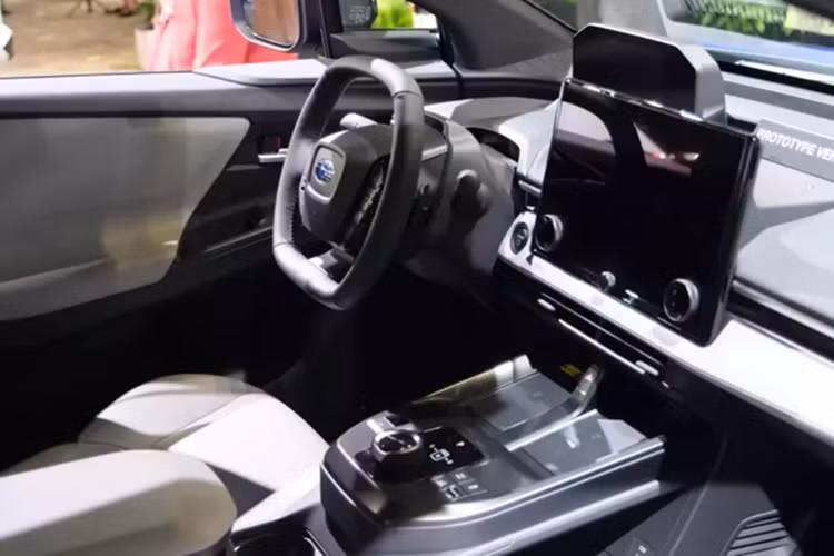 Subaru Trailseeker 2026 sở hữu màn hình cảm ứng cỡ lớn, lên đến 14 inch, tích hợp luôn các nút vật lý để điều khiển điều hòa và núm xoay chỉnh nhiệt độ. Thiết kế này không khỏi khiến người ta liên tưởng đến các mẫu xe sang Lexus đời mới. Ngoài ra, màn hình còn hỗ trợ kết nối Apple CarPlay và Android Auto không dây tiêu chuẩn.