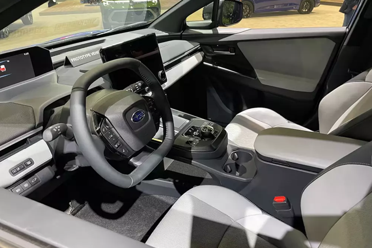 Phần đuôi xe được thiết kế hoàn toàn mới và trông truyền thống hơn so với Subaru Solterra. Bên cạnh đó là đèn hậu nối liền hai bên, nằm vắt ngang đuôi xe, và cửa cốp tích hợp dòng chữ Subaru mới đặt phía trên khu vực gắn biển số. Ngoài ra, Subaru Trailseeker 2026 còn được trang bị giá nóc tiêu chuẩn, cùng các loại vành có đường kính 18 inch hoặc 20 inch, tùy phiên bản.