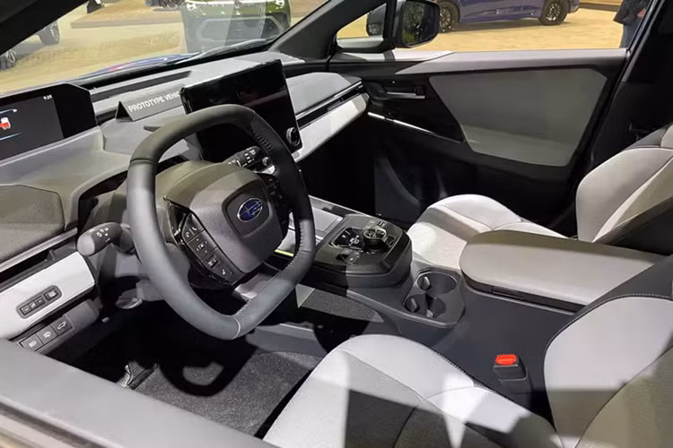 Phần đuôi xe được thiết kế hoàn toàn mới và trông truyền thống hơn so với Subaru Solterra. Bên cạnh đó là đèn hậu nối liền hai bên, nằm vắt ngang đuôi xe, và cửa cốp tích hợp dòng chữ Subaru mới đặt phía trên khu vực gắn biển số. Ngoài ra, Subaru Trailseeker 2026 còn được trang bị giá nóc tiêu chuẩn, cùng các loại vành có đường kính 18 inch hoặc 20 inch, tùy phiên bản.