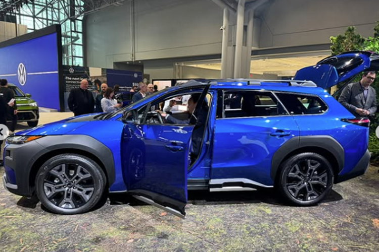 Khác với Solterra, Subaru Trailseeker 2026 được trang bị hệ dẫn động 4 bánh tiêu chuẩn nhờ hai mô-tơ điện, cho tổng công suất 375 mã lực. Với cấu hình này, xe có thể tăng tốc từ 0-97 km/h chỉ trong 4,4 giây. Nhờ đó, Trailseeker trở thành mẫu xe Subaru nhanh nhất hiện nay.