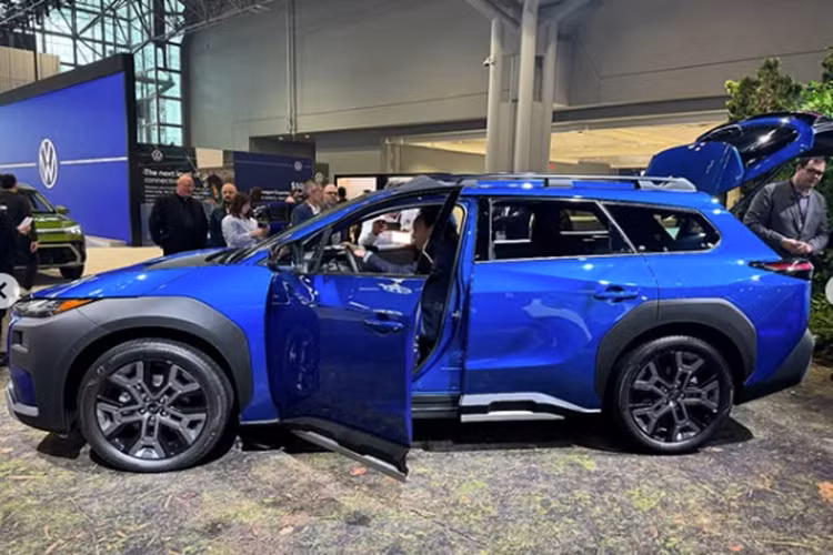 Khác với Solterra, Subaru Trailseeker 2026 được trang bị hệ dẫn động 4 bánh tiêu chuẩn nhờ hai mô-tơ điện, cho tổng công suất 375 mã lực. Với cấu hình này, xe có thể tăng tốc từ 0-97 km/h chỉ trong 4,4 giây. Nhờ đó, Trailseeker trở thành mẫu xe Subaru nhanh nhất hiện nay.