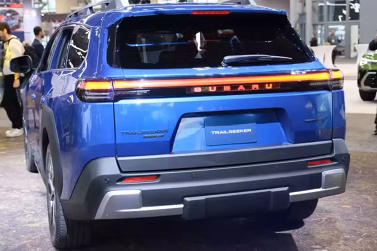 Theo đó, xe được trang bị đèn pha LED tách đôi với dải LED định vị ban ngày 6 đoạn phía trên, cản trước không có hốc gió trung tâm và logo Subaru tích hợp đèn LED ẩn. Khác với Solterra, Subaru Trailseeker 2026 vẫn giữ thiết kế ốp nhựa đen quanh hốc bánh, kết hợp với tấm bảo vệ gầm màu bạc.