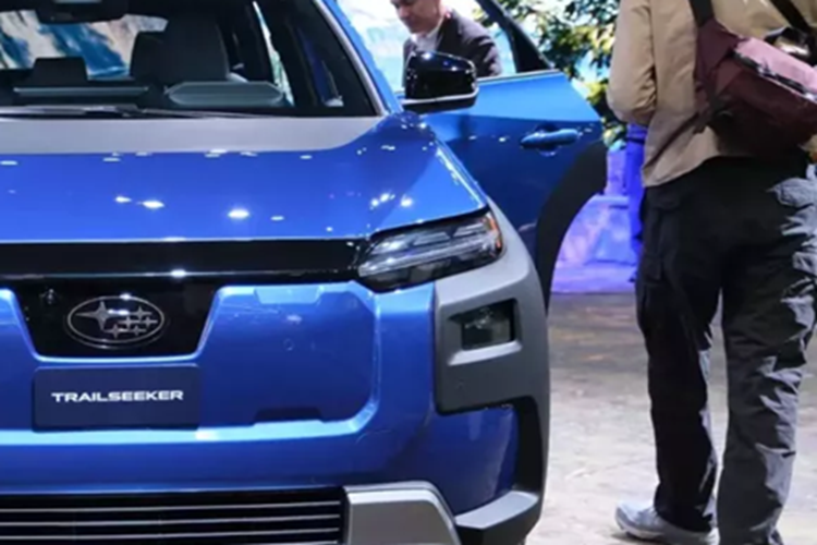 Bảng táp-lô của mẫu SUV điện này cũng được thiết kế lại hoàn toàn. Trong khi đó, cụm điều khiển trung tâm mới đi kèm hai đế sạc không dây Qi 15 W lần đầu tiên xuất hiện trên xe Subaru. Vô-lăng được thiết kế hình chữ nhật nhằm không che khuất bảng đồng hồ phía trên.