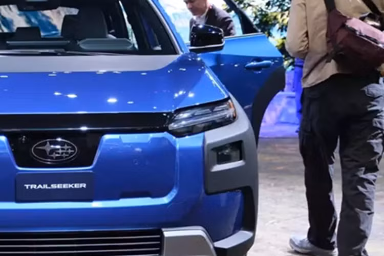 Bảng táp-lô của mẫu SUV điện này cũng được thiết kế lại hoàn toàn. Trong khi đó, cụm điều khiển trung tâm mới đi kèm hai đế sạc không dây Qi 15 W lần đầu tiên xuất hiện trên xe Subaru. Vô-lăng được thiết kế hình chữ nhật nhằm không che khuất bảng đồng hồ phía trên.