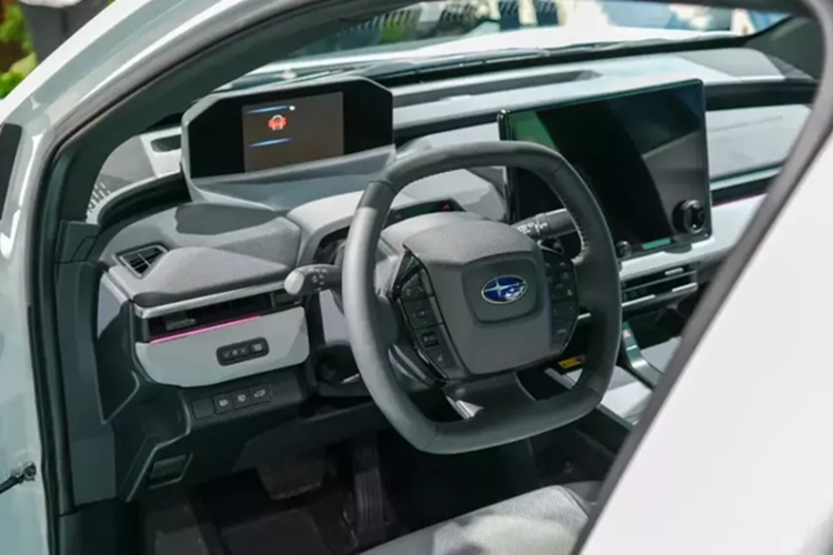 Bên trong Subaru Trailseeker 2026 là không gian nội thất chỉ có 2 hàng ghế với 5 chỗ ngồi. Những ai đang chờ một mẫu SUV điện 3 hàng ghế của Subaru/Toyota có lẽ sẽ phải tiếp tục chờ đợi.