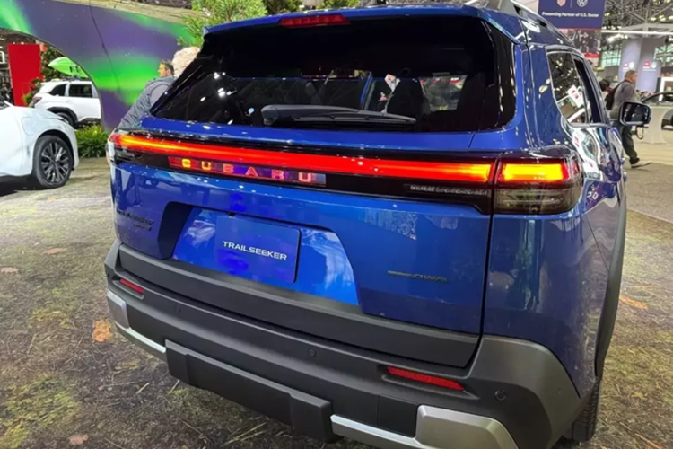 Tuy nhiên, hiện hãng Subaru vẫn chưa công bố thể tích khoang hành lý của mẫu xe này. Phần đầu xe là điểm nhấn đáng chú ý nhất của Subaru Trailseeker với ngôn ngữ thiết kế gia đình mới, giống như phiên bản nâng cấp giữa vòng đời của Solterra hay Outback 2026.