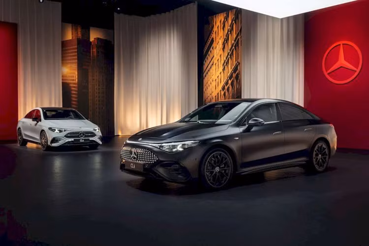 Mẫu xe sang Mercedes-Benz CLA 2025 được phát triển trên kiến trúc mô-đun Mercedes-Benz (MMA) hoàn toàn mới dành cho các mẫu xe nhỏ gọn. Theo công bố của nhà sản xuất, kích thước của Mercedes-Benz CLA mới đã tăng nhẹ so với phiên bản tiền nhiệm.