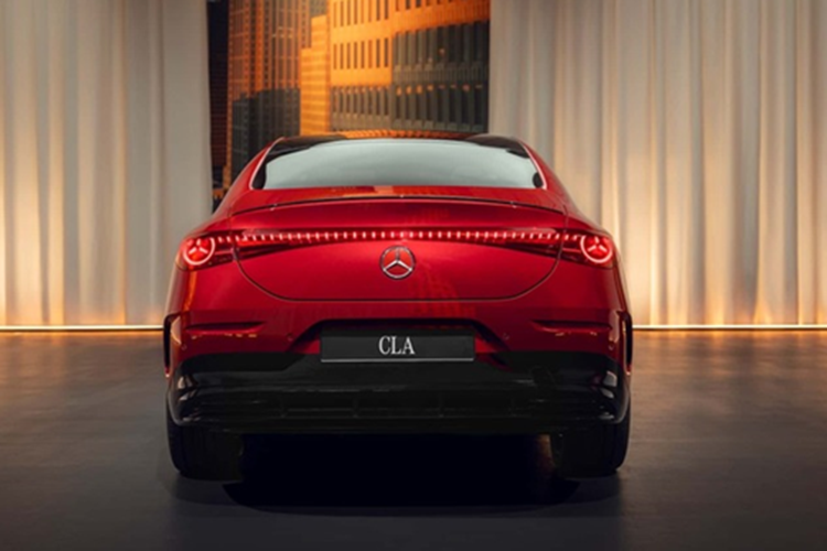 Được biết, trong tương lai Mercedes-Benz CLA 2025 bản hybrid sẽ sớm ra mắt. Hãng cho biết bản này sẽ kết hợp động cơ xăng 1.5L với mô-tơ điện đơn và hộp số ly hợp kép 8 cấp cùng dẫn động cầu trước hoặc 2 cầu. Thông số bản này hiện chưa được tiết lộ.