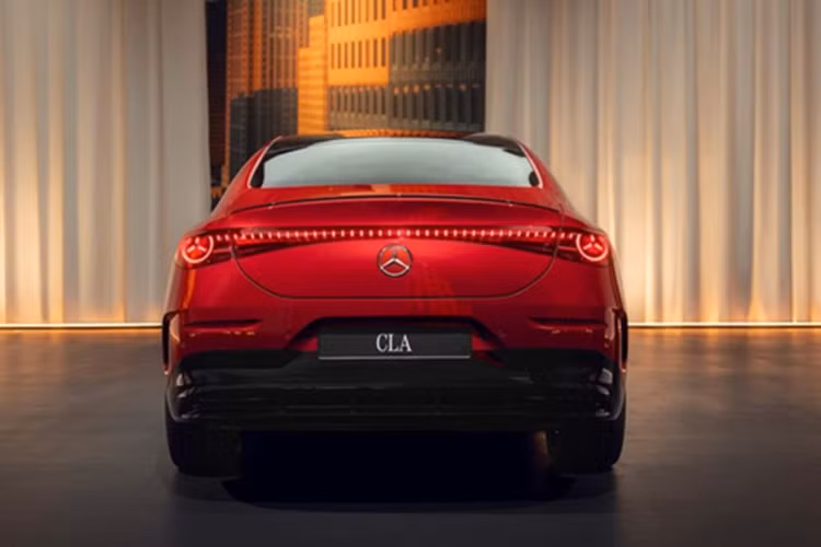 Được biết, trong tương lai Mercedes-Benz CLA 2025 bản hybrid sẽ sớm ra mắt. Hãng cho biết bản này sẽ kết hợp động cơ xăng 1.5L với mô-tơ điện đơn và hộp số ly hợp kép 8 cấp cùng dẫn động cầu trước hoặc 2 cầu. Thông số bản này hiện chưa được tiết lộ.