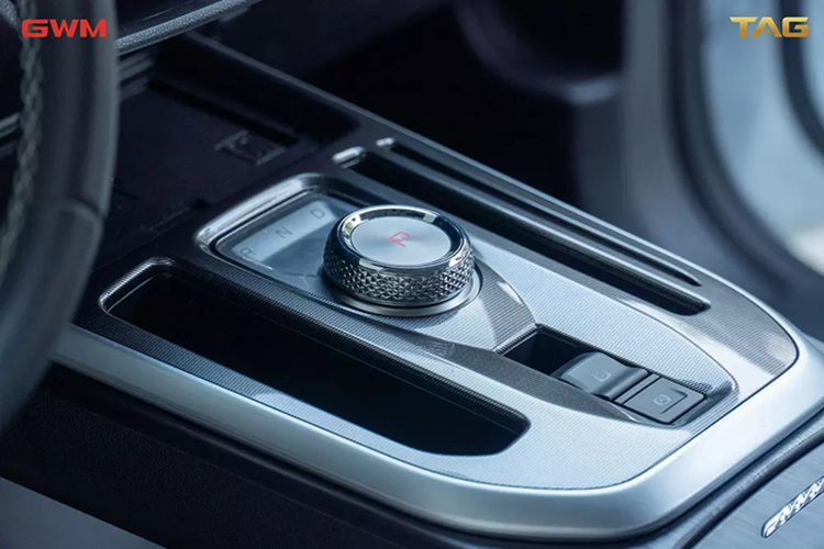 Mức tiêu thụ nhiên liệu được hãng công bố là khoảng 4,2 lít/100 km. Về trang bị an toàn, Haval Jolion sở hữu gói hỗ trợ lái ADAS với các tính năng như cảnh báo va chạm phía trước, cảnh báo điểm mù, cảnh báo lệch làn, hỗ trợ giữ làn và kiểm soát hành trình.