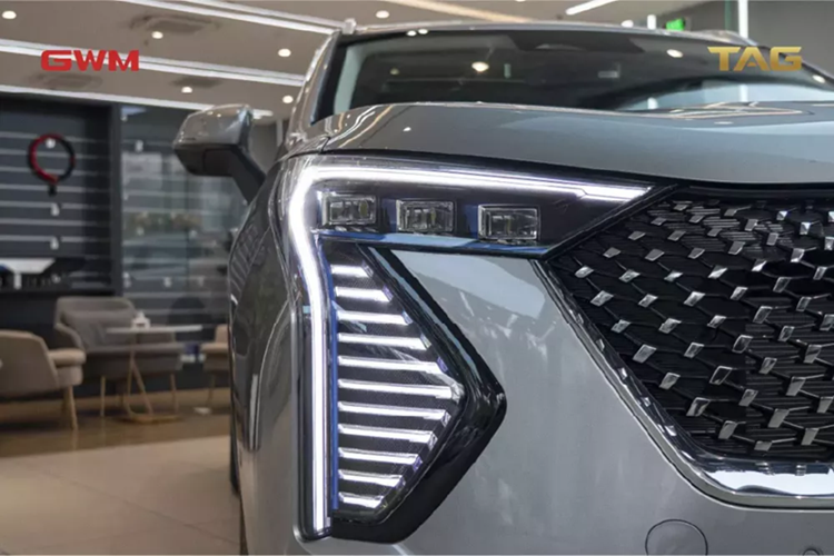 Cung cấp sức mạnh cho cả hai phiên bản của Haval Jolion đều là hệ truyền động hybrid với sự kết hợp của máy xăng 1.5L với mô tơ điện cho tổng công suất 190 mã lực, mô-men xoắn 375 Nm. Sức mạnh này được truyền đến các bánh trước thông qua hộp số tự động DHT.