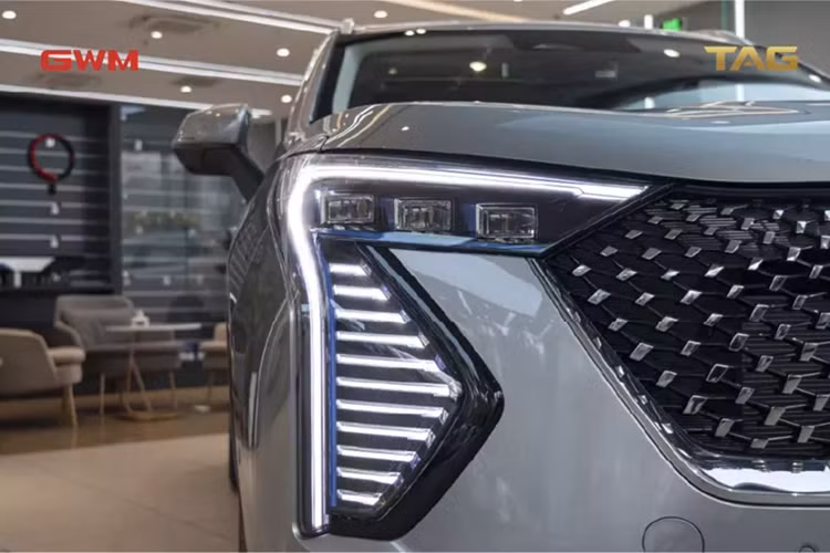 Cung cấp sức mạnh cho cả hai phiên bản của Haval Jolion đều là hệ truyền động hybrid với sự kết hợp của máy xăng 1.5L với mô tơ điện cho tổng công suất 190 mã lực, mô-men xoắn 375 Nm. Sức mạnh này được truyền đến các bánh trước thông qua hộp số tự động DHT.