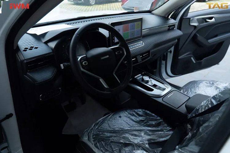 Bên cạnh các trang bị giống nhau như: màn hình sau vô lăng kích thước 7 inch, ghế lái chỉnh điện 6 hướng, ghế phụ chỉnh điện 4 hướng, phanh đỗ điện tử, cần số dạng núm xoay, điều hòa tự động 2 vùng, cửa gió phía sau… thì bản Ultra sẽ có thêm chế độ làm mát ghế, màn hình HUD, sạc không dây, lọc không khí, 4 kính lên xuống một chạm và cửa sổ trời toàn cảnh.