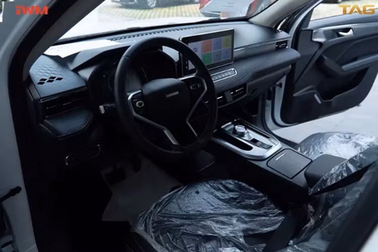 Bên cạnh các trang bị giống nhau như: màn hình sau vô lăng kích thước 7 inch, ghế lái chỉnh điện 6 hướng, ghế phụ chỉnh điện 4 hướng, phanh đỗ điện tử, cần số dạng núm xoay, điều hòa tự động 2 vùng, cửa gió phía sau… thì bản Ultra sẽ có thêm chế độ làm mát ghế, màn hình HUD, sạc không dây, lọc không khí, 4 kính lên xuống một chạm và cửa sổ trời toàn cảnh.