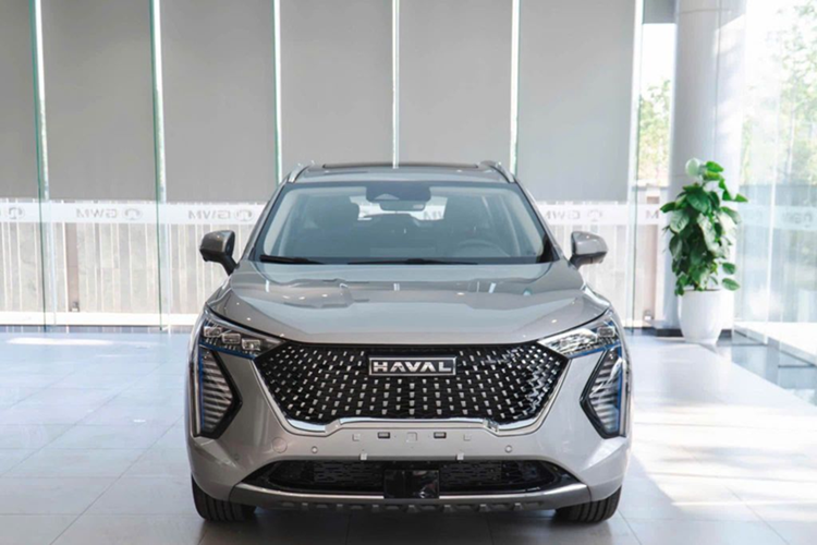 Phần đầu xe SUV Haval Jolion gây ấn tượng với cụm lưới tản nhiệt cỡ lớn đi cùng cụm đèn pha LED có 3 bóng chiếu sáng hình vuông liền kề nhau và dải đèn định vị ban ngày thanh mảnh được thiết kế giống hình số 7 khá bắt mắt. Bản Ultra có thêm đèn chào mừng.