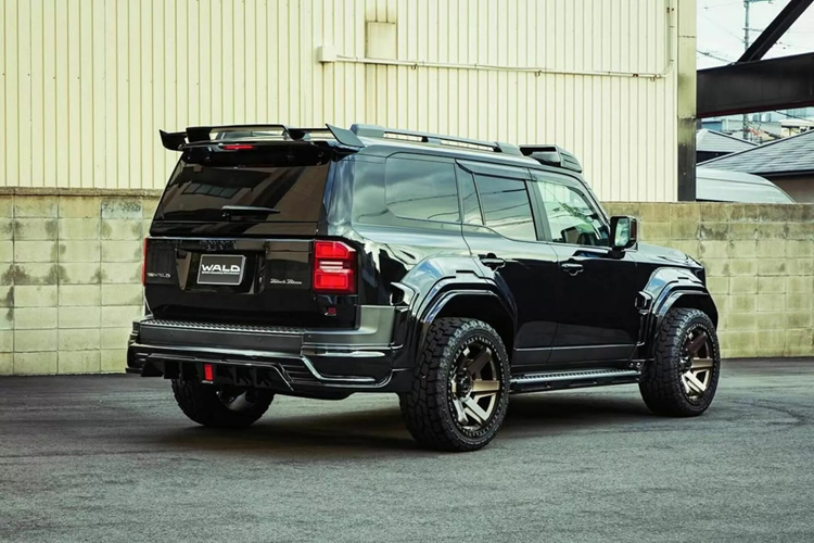 Nhưng nếu bạn đang khao khát một bộ kit tương tự, Wald đã tung ra một bộ cho Land Cruiser 300 Series.