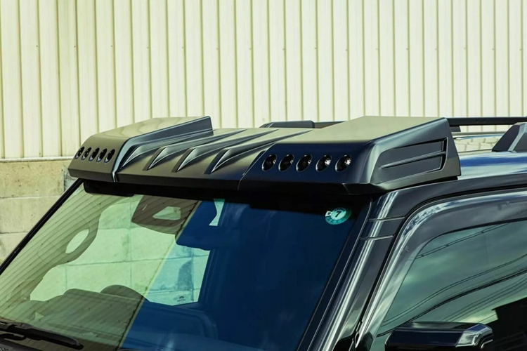 Đối với phiên bản đường phố với trọng tâm được hạ thấp vẫn đang tồn tại trên internet, một bộ mâm kích thước lớn cùng bộ lốp hiệu suất cao, xe được hạ sát xuống mặt đường chắc chắn giảm mạnh khả năng off-road của Prado nhưng chắc chắn vẫn sẽ có nhóm khách hàng yêu thích phong cách SUV "hầm hố" nhưng không thể vượt qua được gờ giảm tốc.