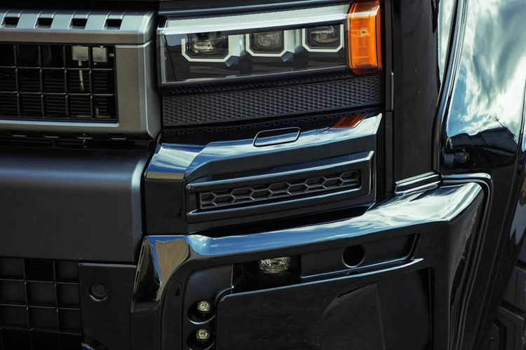 Góp phần vào diện mạo là một khe hút gió lớn trên nắp capo và phụ kiện gắn trên nóc xe cải thiện khí động học đi kèm với các vây tích hợp và đèn LED. Phần hông xe trở nên nổi bật hơn nhờ các vòm bánh xe mở rộng với bộ mâm lốp địa hình lớn hơn.