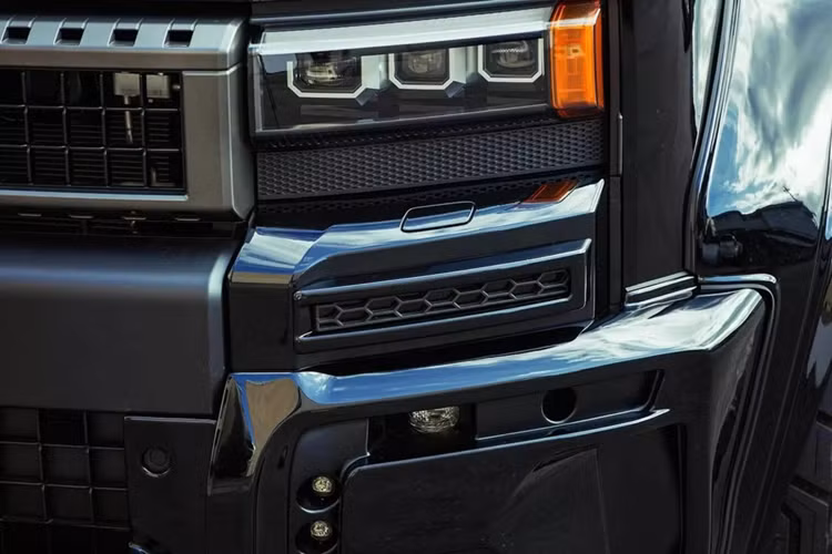 Góp phần vào diện mạo là một khe hút gió lớn trên nắp capo và phụ kiện gắn trên nóc xe cải thiện khí động học đi kèm với các vây tích hợp và đèn LED. Phần hông xe trở nên nổi bật hơn nhờ các vòm bánh xe mở rộng với bộ mâm lốp địa hình lớn hơn.