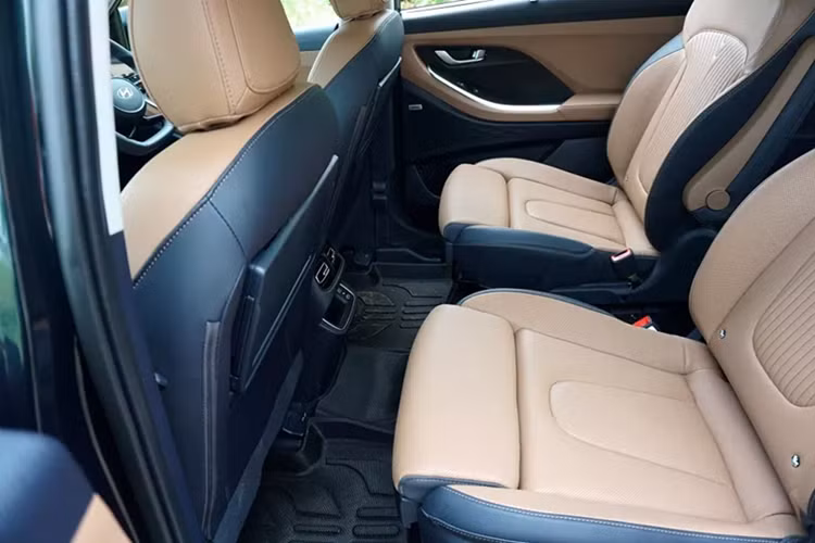 Cũng như ngoại thất, nội thất của Hyundai Alcazar mới lấy cảm hứng từ người anh em Creta, thể hiện qua màn hình cỡ lớn trên mặt táp-lô, tích hợp bảng đồng hồ kỹ thuật số và màn hình cảm ứng trung tâm cùng có kích thước 10,25 inch.