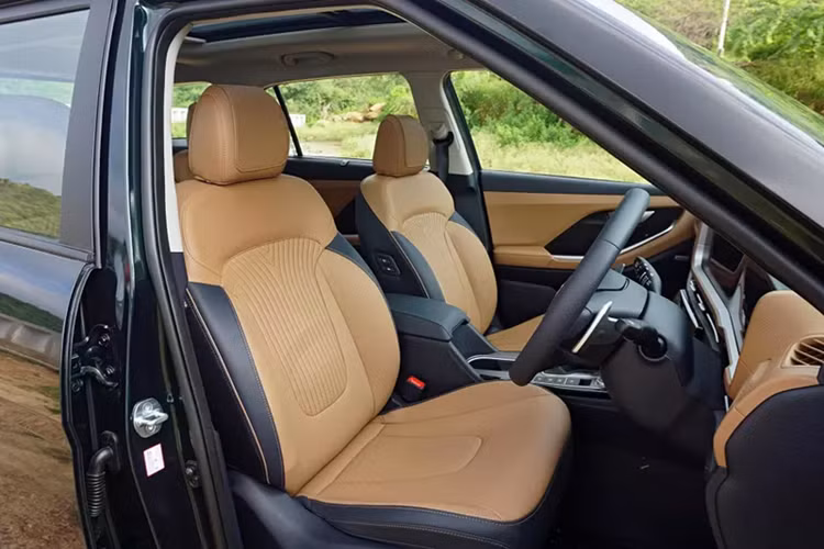 Xe được trang bị lưới tản nhiệt mới với thiết kế vuông vức hơn và không mạ crôm như trước. Bên cạnh đó là hệ thống đèn trước 2 tầng với dải đèn LED định vị ban ngày hình chữ "H" phía trên và đèn pha nằm dọc bên dưới. Logo của hãng Hyundai đã được đưa lên nắp ca-pô thay vì nằm chính giữa lưới tản nhiệt.