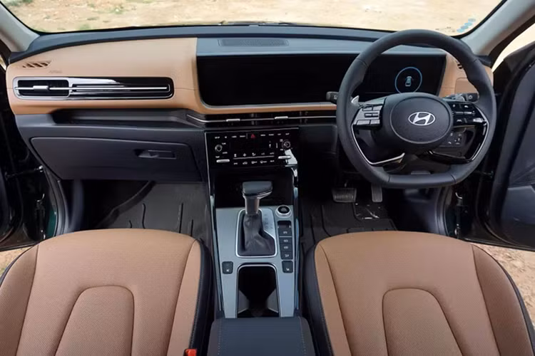 Tiếp theo đó là cản trước/sau mới, tích hợp ốp màu bạc dày dặn, vành la-zăng với đường kính 18 inch mới và cụm đèn hậu LED với tạo hình chữ "H" bên trong, nối liền với nhau bằng dải đèn mỏng nằm vắt ngang cửa cốp. Bên trong xe, Hyundai Alcazar 2025 sở hữu 2 cấu hình nội thất, bao gồm 7 chỗ và 6 chỗ.