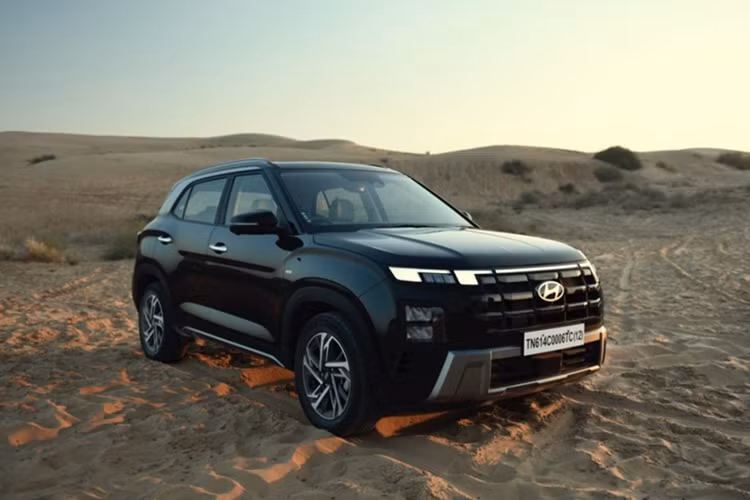 Những tính năng an toàn chủ động ADAS cùng với camera 360 độ và hệ thống hỗ trợ phát hiện điểm mù dự kiến cũng được bổ sung cho xe. Nằm bên dưới nắp ca-pô của mẫu xe này là 2 tùy chọn động cơ. Đầu tiên là động cơ xăng 4 xi-lanh, tăng áp, dung tích 1.5L, sản sinh công suất tối đa 160 mã lực, kết hợp cùng hộp số sàn 6 cấp hoặc tự động ly hợp kép 7 cấp DCT.