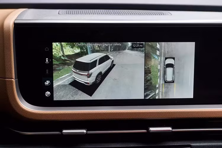 Ở phiên bản 6 chỗ, hãng Hyundai đã thay đổi hoa văn trên ghế ở hai hàng ghế đầu. 2 ghế thương gia ở giữa xe được bổ sung tựa đầu lớn hơn trước và bệ tì tay riêng. Hãng Hyundai cũng đã cắt bỏ cụm điều khiển ở giữa 2 ghế này, từ đó tạo cảm giác rộng rãi hơn và giúp hành khách xuống hàng ghế cuối dễ dàng hơn nhằm đáp ứng nhu cầu sử dụng thực thế của người mua.