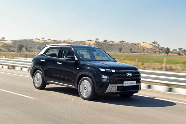 Tại đây, hãng Hyundai đã bố trí các nút bấm chọn chế độ lái và phanh tay điện tử. Sạc điện thoại không dây và cổng USB dành cho hành khách phía sau đã được chuyển vị trí sang bệ tì tay trung tâm của hàng ghế trước. Với phiên bản cao cấp, Hyundai Alcazar 2025 sẽ có hệ thống điều hòa tự động 2 vùng tiêu chuẩn.