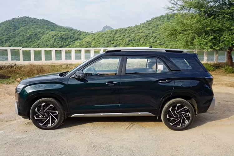 Bộ chuyển đổi sẽ tương thích với màn hình cảm ứng trung tâm 10,25 inch ở các bản cao cấp của Hyundai Alcazar 2025. Trong khi đó, bản tiêu chuẩn của xe không có màn hình thông tin giải trí. Điều thú vị là bản tầm trung của xe với màn hình cảm ứng trung tâm 8 inch lại có sẵn tính năng kết nối Apple CarPlay và Android Auto không dây.