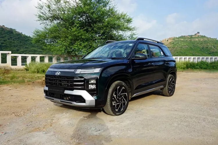  Hyundai Alcazar hay Creta 7 chỗ đã được bổ sung phiên bản mới tại thị trường Ấn Độ vào hồi cuối năm 2024. Đến nay, hãng Hyundai tiếp tục bổ sung trang bị mới cho mẫu SUV cỡ nhỏ này. Theo đó, Hyundai Alcazar 2025 ở thị trường Ấn Độ được trang bị thêm tính năng kết nối Apple CarPlay và Android Auto không dây.