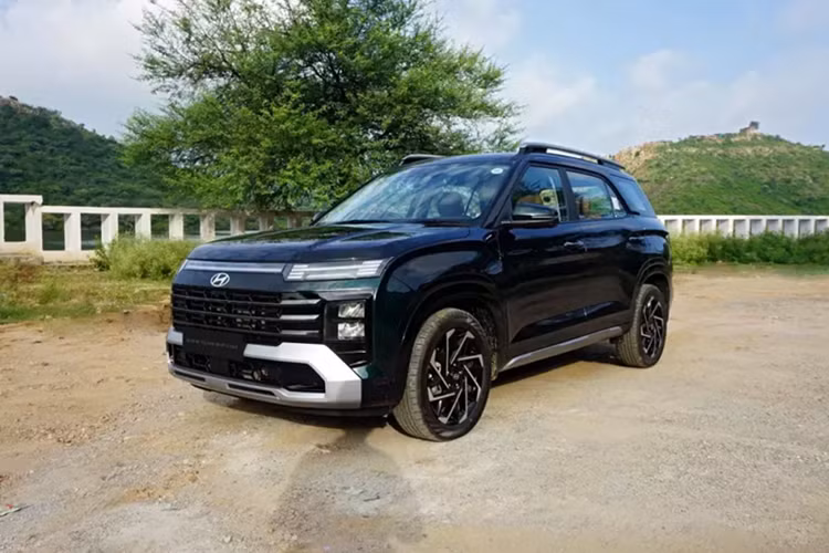  Hyundai Alcazar hay Creta 7 chỗ đã được bổ sung phiên bản mới tại thị trường Ấn Độ vào hồi cuối năm 2024. Đến nay, hãng Hyundai tiếp tục bổ sung trang bị mới cho mẫu SUV cỡ nhỏ này. Theo đó, Hyundai Alcazar 2025 ở thị trường Ấn Độ được trang bị thêm tính năng kết nối Apple CarPlay và Android Auto không dây.