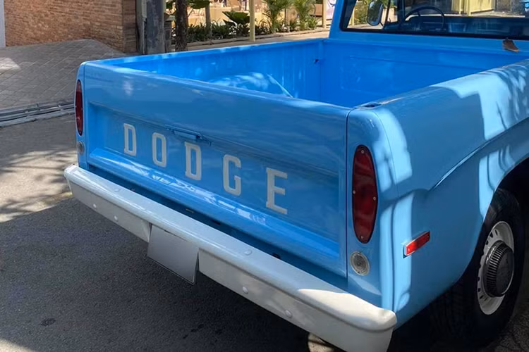 Gói trang trí Adventurer mới thay thế cho Custom Sports Special cũ, về cơ bản, gói này bao gồm ghế trước có đệm với viền vinyl (hoặc băng ghế dài toàn bộ hoặc ghế xô có bệ điều khiển) và thảm, cùng với các đặc điểm khác như viền crôm và đèn chiếu sáng. Thế hệ này tiếp tục được sản xuất tại Nam Phi.