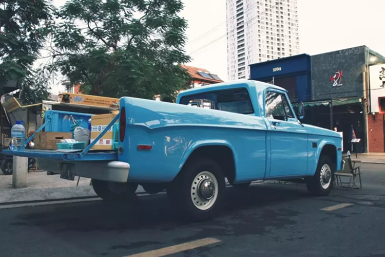 Adventurer SE bao gồm những thứ như lưới tản nhiệt mạ crôm, ốp gỗ trên bảng điều khiển, ghế trước bằng vinyl có đệm với dây an toàn cùng màu, đèn chiếu sáng đầy đủ, cách nhiệt bổ sung, còi kép, thảm trải sàn đầy đủ, ốp cửa sang trọng, dải ốp nổi vinyl chạy dọc hai bên xe tải, đĩa bánh xe đầy đủ và tấm ốp gỗ trên cửa sau.