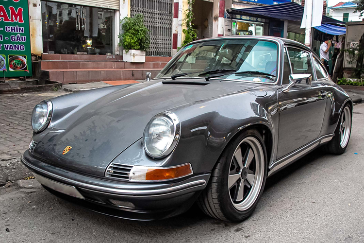 Các mẫu xe thể thao Porsche 930 Turbo nếu được nhập khẩu từ Mỹ sẽ chỉ mất thời gian 4,6 giây để tăng tốc từ vị trí xuất phát lên 100 km/h. trước khi đạt tốc độ tối đa 250 km/h.