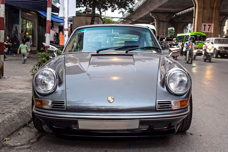 Để sở hữu danh hiệu xe Porsche mạnh nhất lúc mới ra mắt, 930 Turbo có khối động cơ 6 xy-lanh, dung tích 3.3 lít, tăng áp, sản sinh ra công suất tối đa 282 mã lực tại vòng tua máy 5.500 vòng/phút và mô-men xoắn cực đại 412 Nm tại vòng tua 4.000 vòng/phút.
