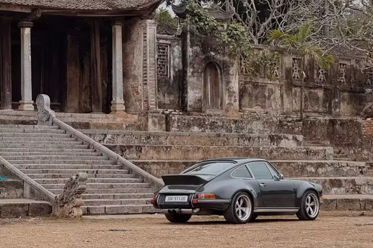 Tại Việt Nam, Porsche 911 ông cụ cổ điển này được cộng đồng mạng biết đến nhiều hơn khi ông Đặng Lê Nguyên Vũ liên tục săn lùng, nhưng vẫn có 1 người đam mê xe ở Hà Nội giữ lại chiếc xe Porsche 930 của mình như 1 người bạn đồng hành trên các chặng đường.