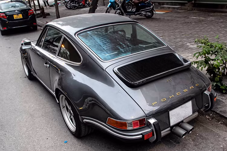 Nếu khách Việt nào muốn xe có tốc độ 278 km/h, hãy tìm kiếm xe Porsche 930 Turbo được sinh ra tại thị trường châu Âu.