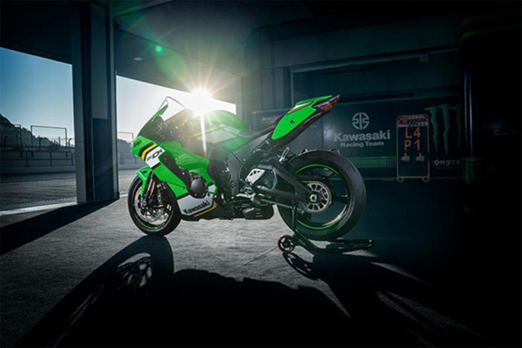 Về cơ bản, Kawasaki ZX-10R ABS KRT EDITION 2025 mới vẫn giữ nguyên nền tảng giống với phiên bản ZX-10R tiêu chuẩn, chỉ khác biệt ở việc trang trí bộ màu sắc của đội đua KRT từ giải đua World SBK mùa giải 2024, với bộ màu Lime Green / Ebony / Pearl Blizzard White.