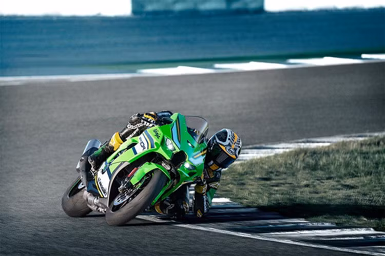 Điểm nổi bật của mẫu mới là hệ thống kiểm soát khi vào cua KCMF (Kawasaki Cornering Management System). Xe còn có hệ thống kiểm soát tốc độ tự động và 4 chế độ lái cùng với Power Mode riêng biệt.