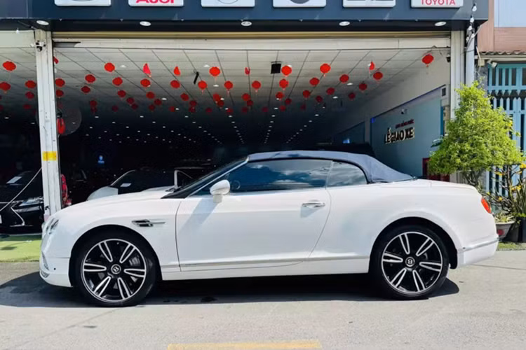 Bentley Continental GT có nhiều phiên bản nhưng dễ hình dung nhất là coupe và mui trần, trong đó, bản mở mui của xe này có tên gọi Bentley Continental GTC, với chữ C ám chỉ Convertible. Số lượng dòng xe siêu sang mui trần Bentley Continental GTC tại Việt Nam không nhiều, và lúc xe đầu tiên về nước phải có giá hơn 12 tỷ đồng.