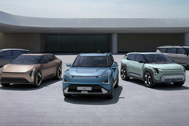  Kia EV2 Dự kiến, Kia sẽ ra mắt EV2 concept, một mẫu xe điện cỡ nhỏ, có kích thước phù hợp với những hành trình trong phố. Xe dài khoảng 4.000 mm (tức ngắn hơn EV3 khoảng 300 mm), với trục cơ sở 2.555 mm, đảm bảo sự linh hoạt khi di chuyển ở đô thị.