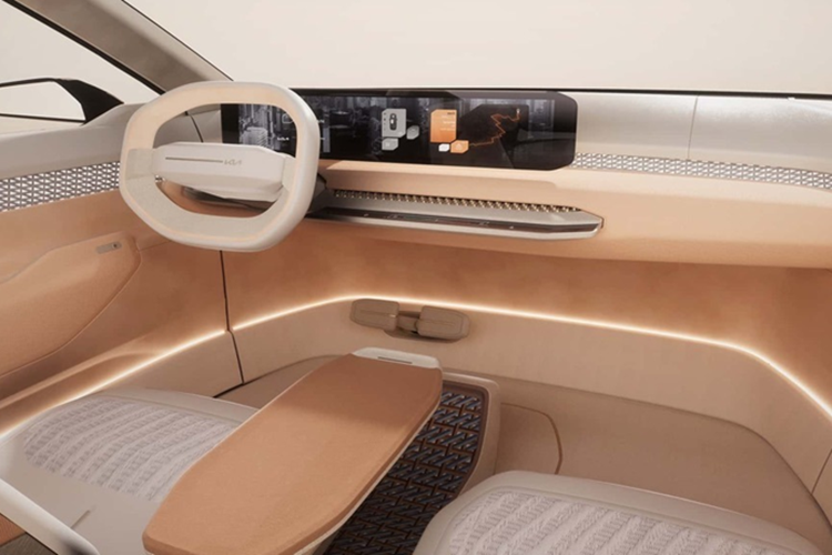 Kia chưa công bố thông số kỹ thuật đầy đủ của EV4, nhưng nhiều khả năng xe sẽ có hai tùy chọn pin là 58.3 kWh và 81.4 kWh, cho quãng đường di chuyển lên đến hơn 600 km/ lần sạc.