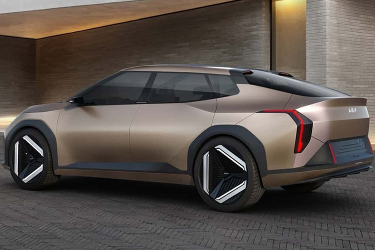 Cung cấp sức mạnh cho Kia EV4 là mô-tơ điện đặt ở trục trước, cho công suất 204 mã lực. Khả năng tăng tốc 0-100 km/h của xe được cho là nằm trong khoảng 7,4-7,7 giây tùy thuộc vào loại pin được trang bị.