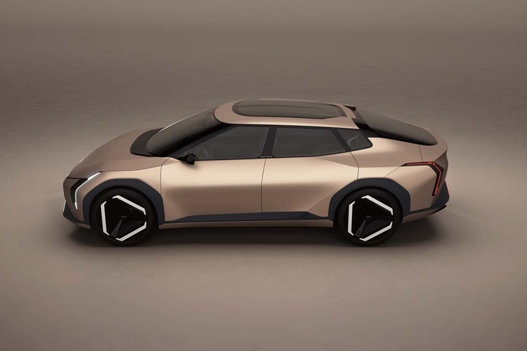 Kia EV4 2025 mới được kỳ vọng sẽ kế thừa những ưu điểm từ các mẫu xe “đàn anh” như EV6 và EV9, đồng thời tích hợp nhiều công nghệ mới nhất của Kia. Điều này bao gồm hệ thống hỗ trợ lái xe tiên tiến, khả năng sạc nhanh và không gian nội thất rộng rãi.